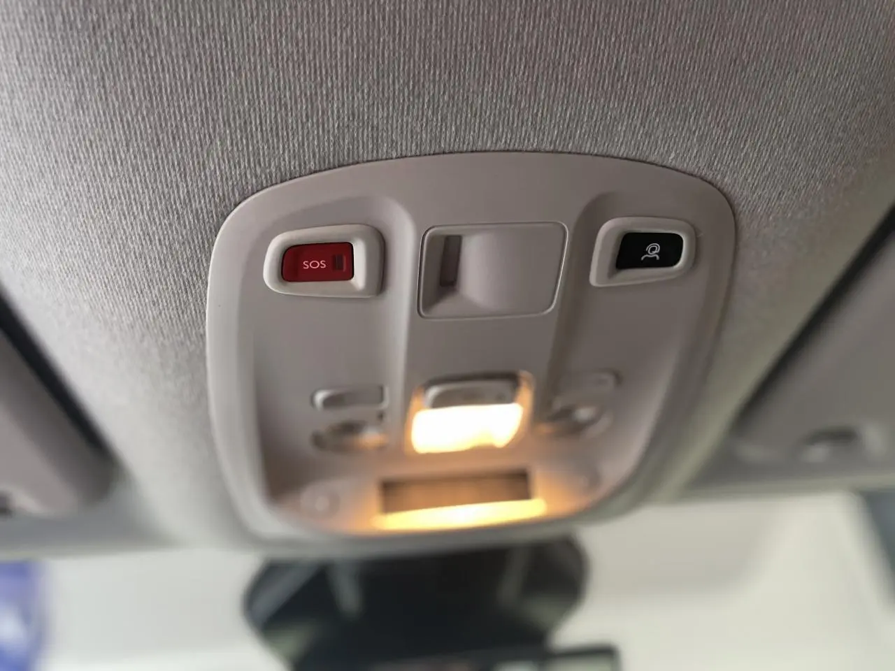 Plafonnier intérieur avec bouton SOS rouge et éclairage allumé dans un Opel Vivaro noir carbone 2025.