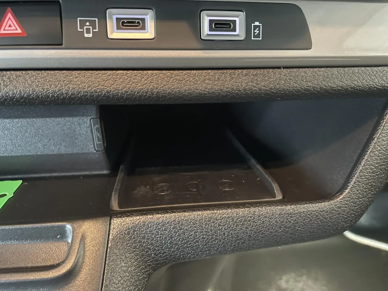 Gros plan sur la console centrale de l'Opel Vivaro 2025, montrant deux ports USB-C et un espace de rangement noir texturé.