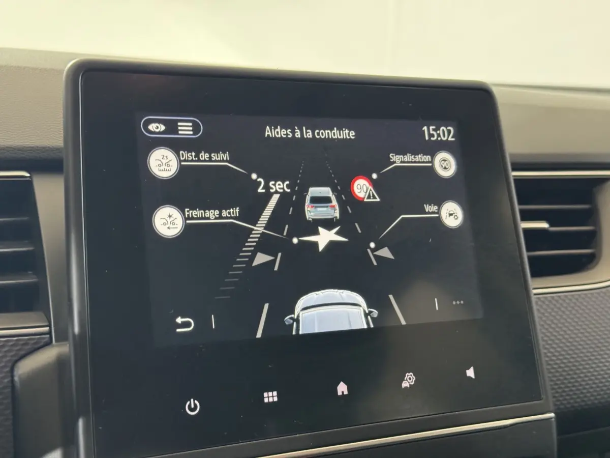 Écran tactile central du Renault Arkana Business E-TECH 145 affichant les aides à la conduite en mode jour.