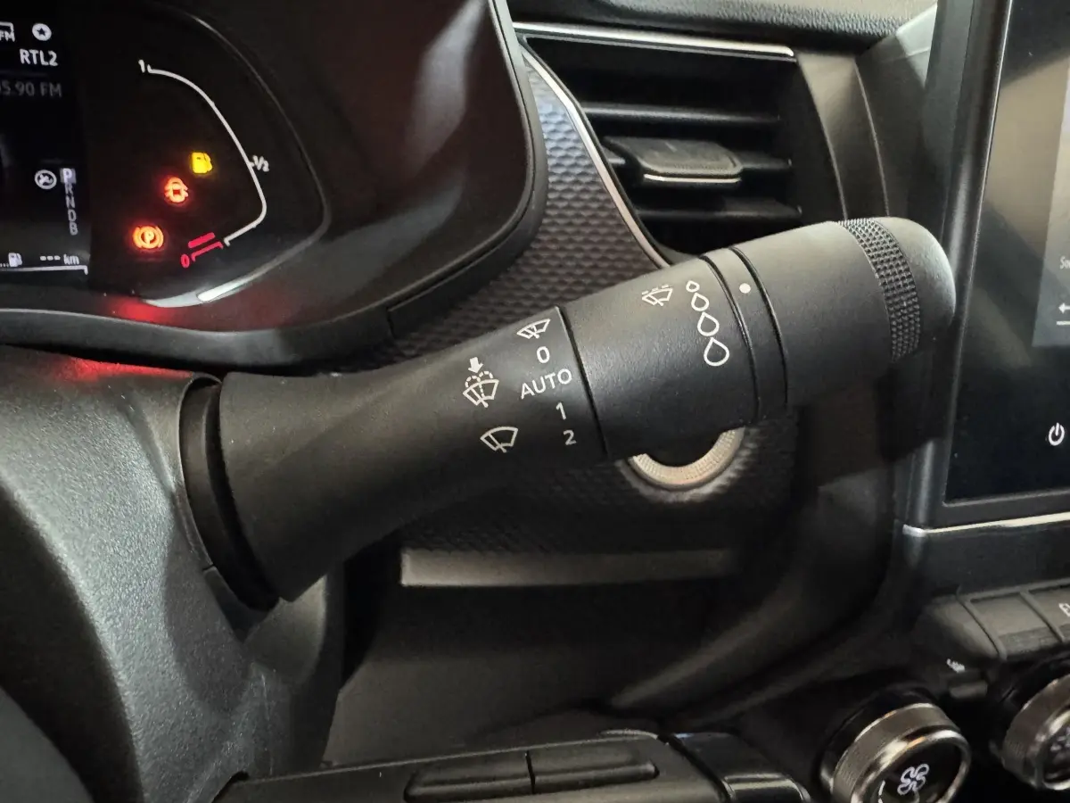 Gros plan sur la commande d’essuie-glace du tableau de bord noir du Renault Arkana Business E-TECH 145 2022.