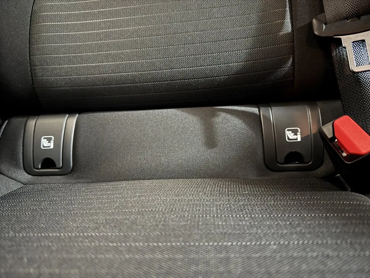 Gros plan sur la banquette arrière grise du Renault Arkana Business E-TECH 145 avec fixations ISOFIX visibles.