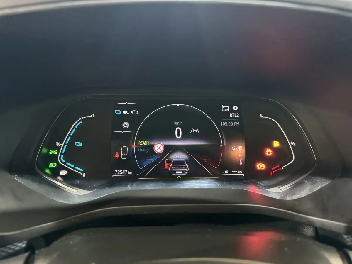 Combiné d'instruments numérique de Renault Arkana Business E-TECH 145 affichant 0 km/h et indicateurs de charge et alertes.