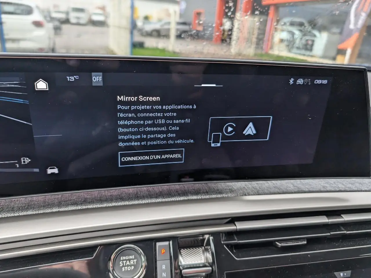 Écran tactile intérieur du Peugeot 3008 Hybrid 2025 affichant la fonction Mirror Screen, avec décor tissu Rimini chiné.