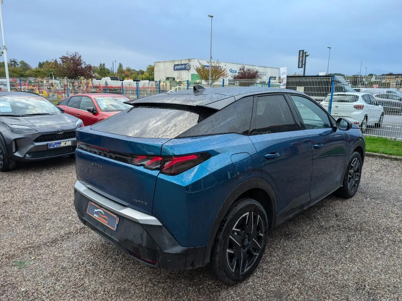 Peugeot 3008 Hybrid bleu métallisé vue 3/4 arrière droit, feux arrière à griffes LED et jantes alliage 19 pouces.