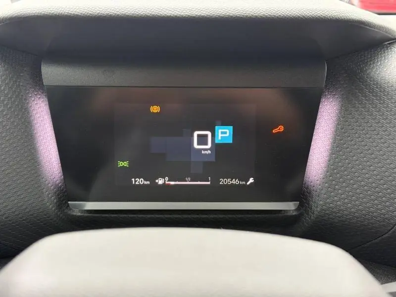 Affichage numérique du tableau de bord de la Citroën C4 X 2024, indiquant 0 km/h et mode parking actif.