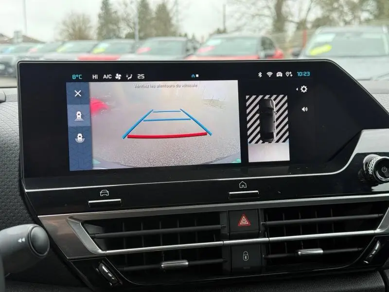 Écran central de la Citroën C4 X 2024 affichant la caméra de recul avec vue arrière et top-down, intérieur noir.