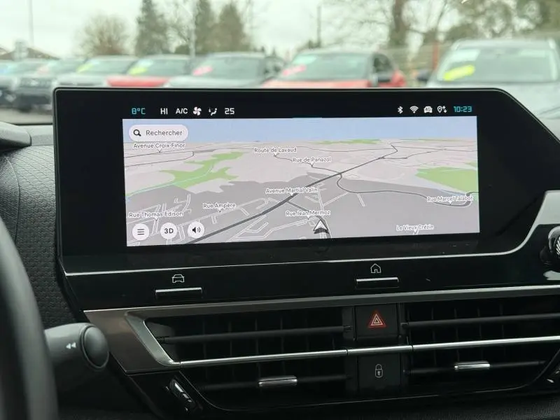 Vue rapprochée de l'écran tactile central du tableau de bord du Citroën C4 X 2024 affichant la navigation GPS.