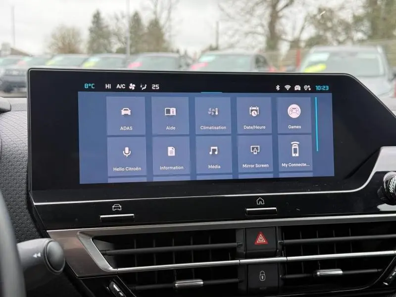 Écran tactile central intérieur du Citroën C4 X 2024 affichant les options de climatisation, médias et aide à la conduite.