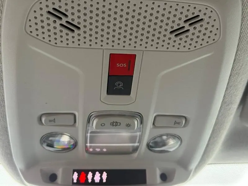 Gros plan sur la console de toit intérieure du Citroën C4 X 2024, montrant les boutons d'éclairage et d'alerte SOS.