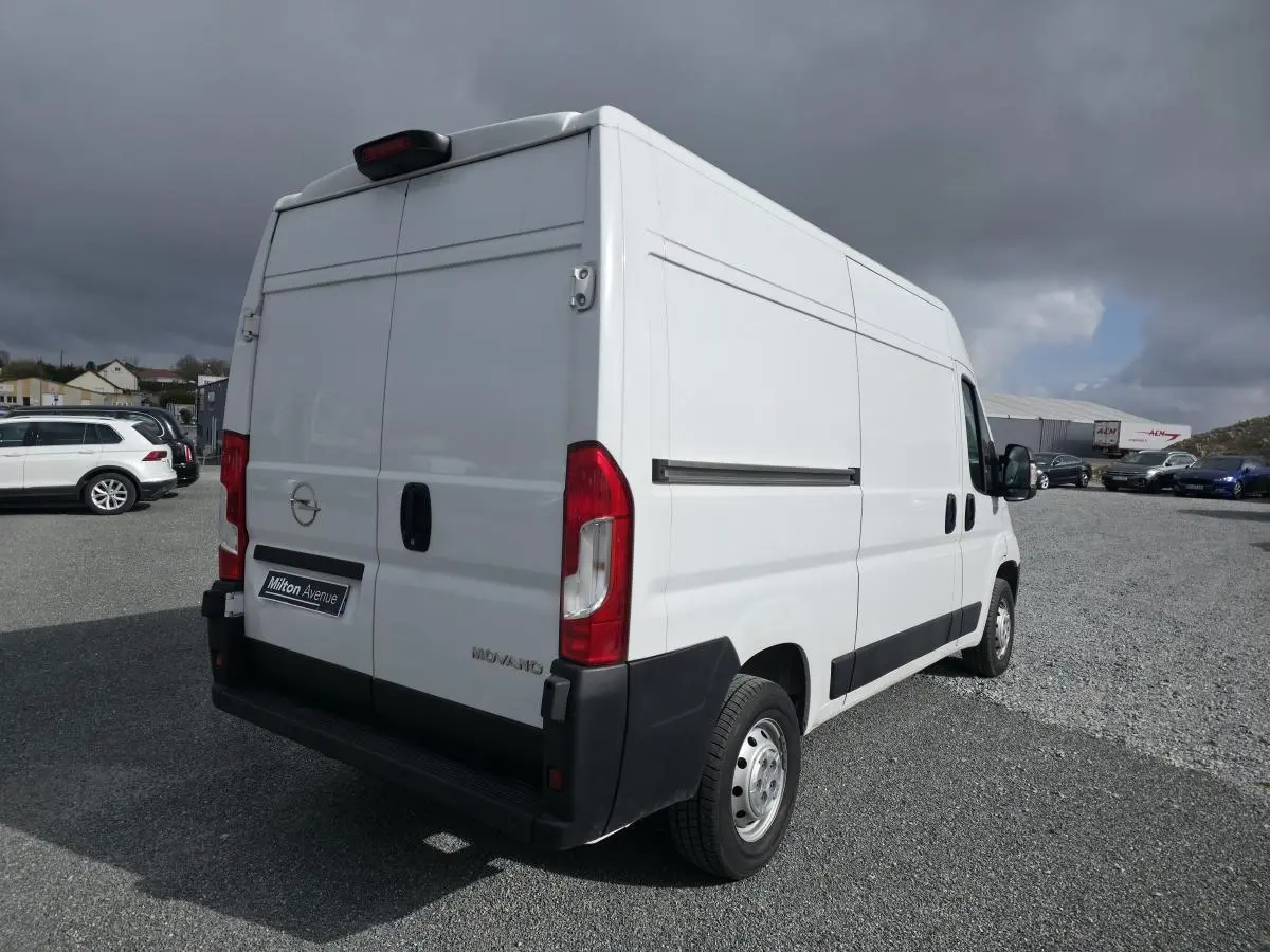Vue 3/4 arrière droite d’un Opel Movano Fourgon blanc avec portes arrière battantes et jantes tôles grises.