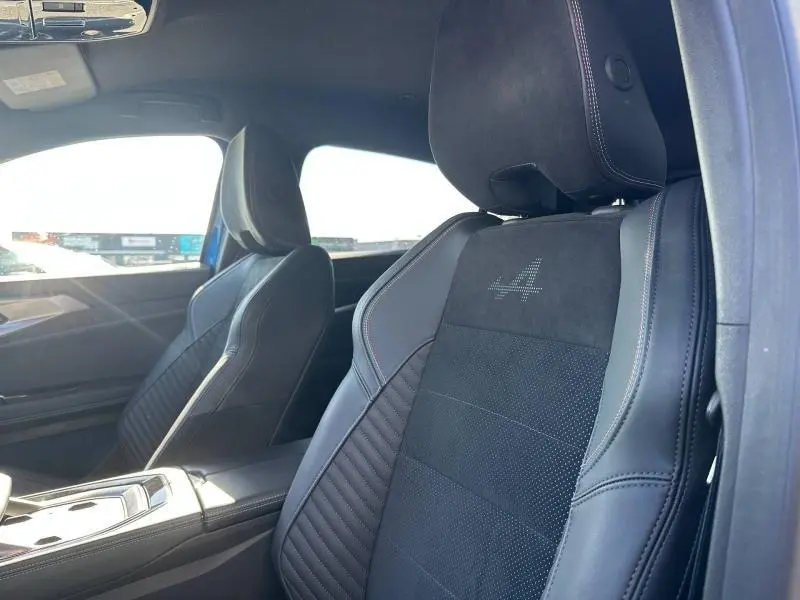 Vue intérieure côté droit sur les sièges avant noirs avec logo Alpine brodé sur le dossier du Renault Rafale 2025.