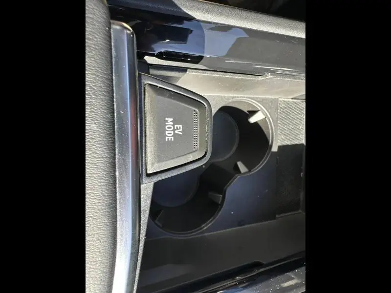 Gros plan sur la console centrale noire du Renault Rafale 2025, avec bouton EV Mode et porte-gobelets.