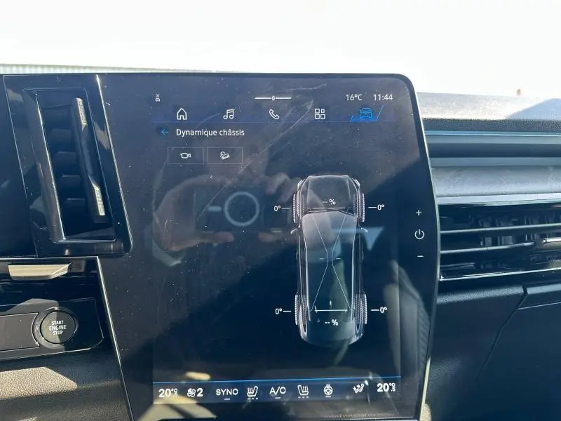 Écran tactile central du Renault Rafale 2025 montrant la dynamique du châssis, intérieur noir moderne.
