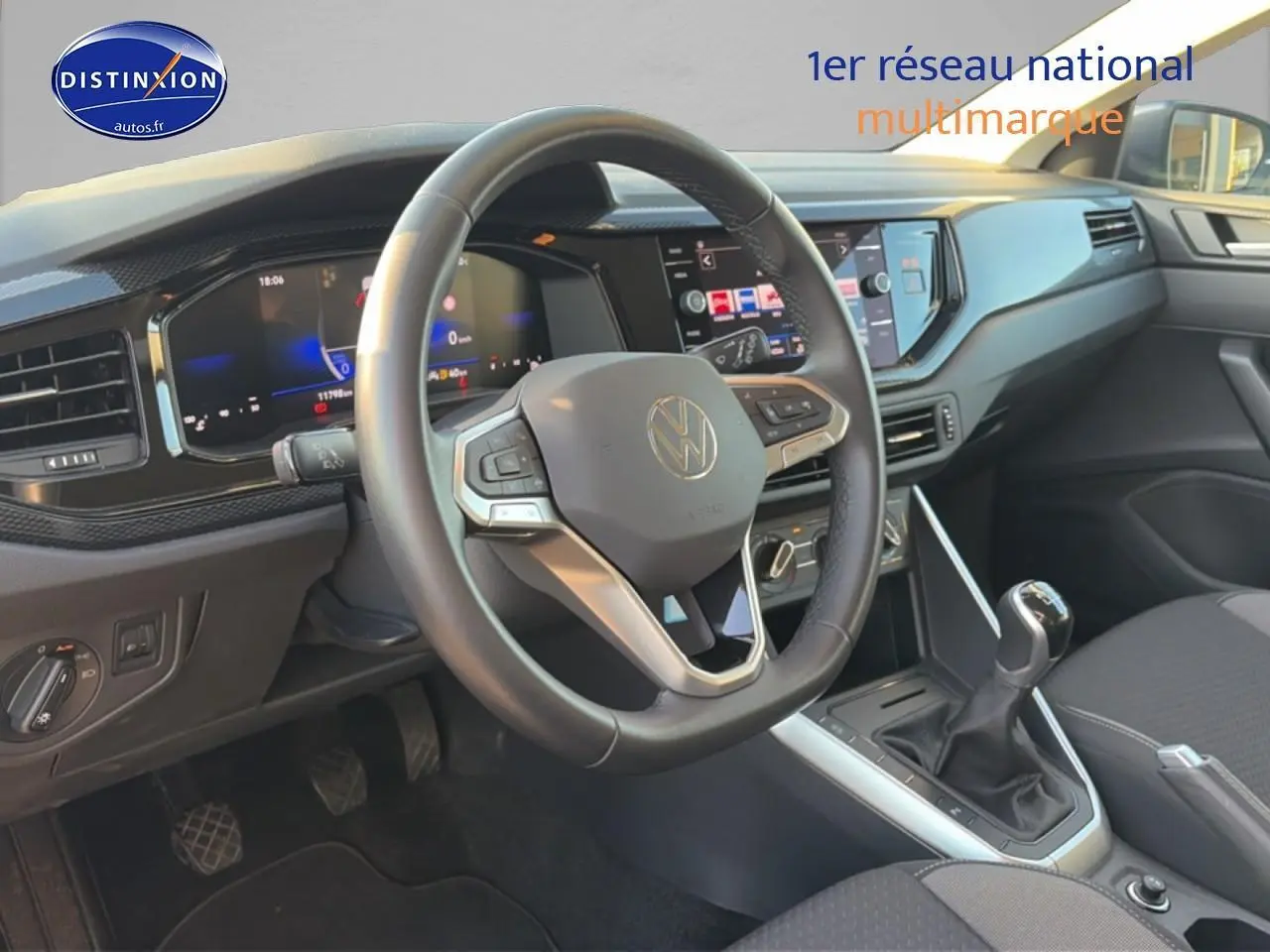 Vue intérieure côté conducteur du tableau de bord et volant cuir multifonction d'une Volkswagen Polo gris 2025.