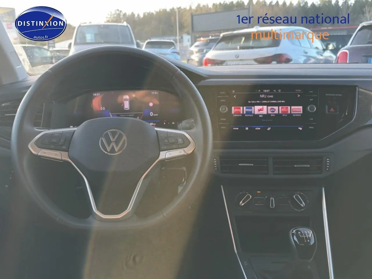 Intérieur Volkswagen Polo 2025 vue tableau de bord, volant multifonction cuir et écran tactile central avec boîte manuelle.