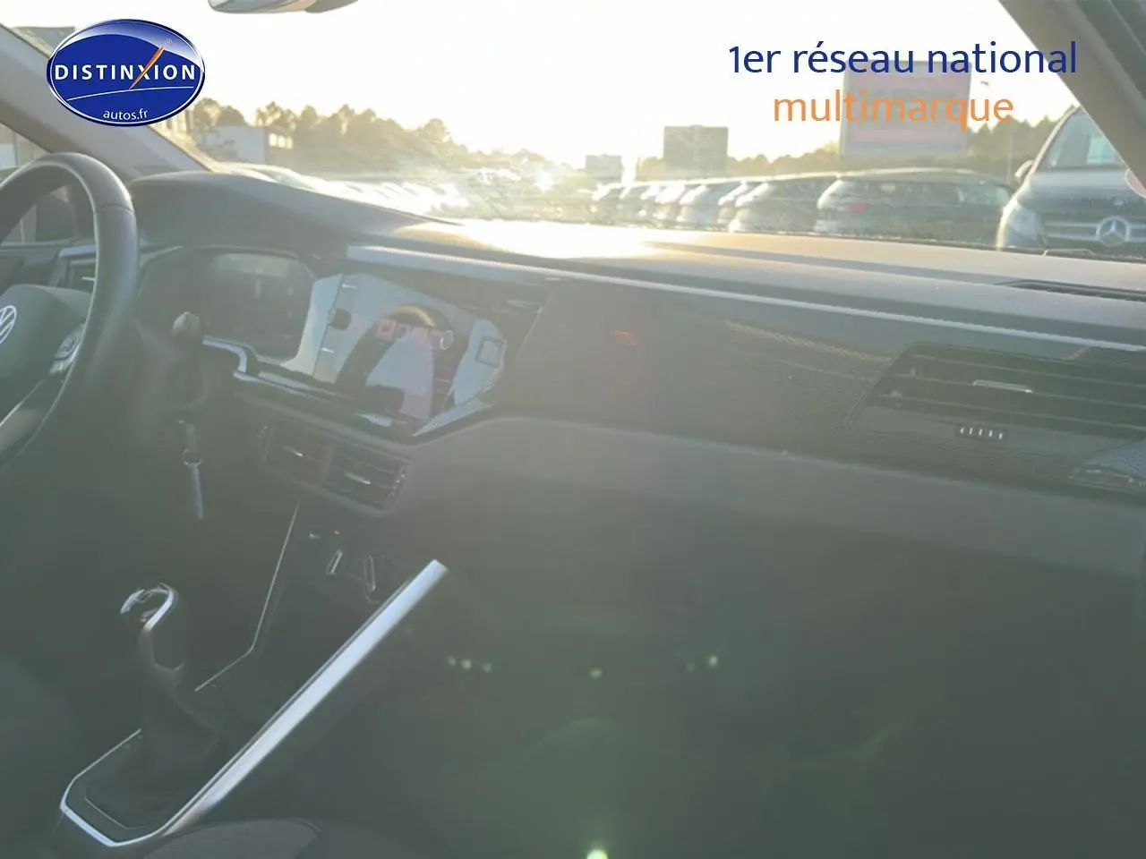 Vue intérieure côté conducteur d'une Volkswagen Polo 2025 gris, avec tableau de bord moderne et écran tactile.