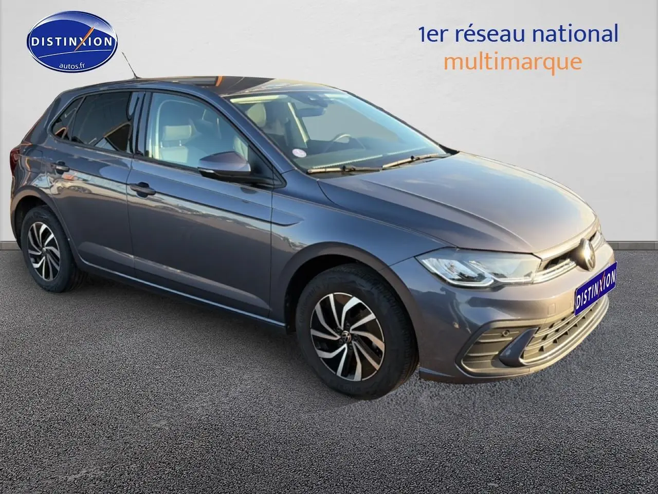 Volkswagen Polo gris vue 3/4 avant droit avec jantes alu et phares LED allumés.