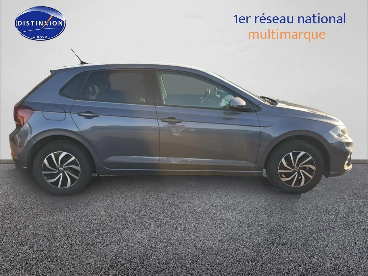 Profil droit d'une Volkswagen Polo gris 2025 avec jantes alu et vitres surteintées, sur fond neutre.