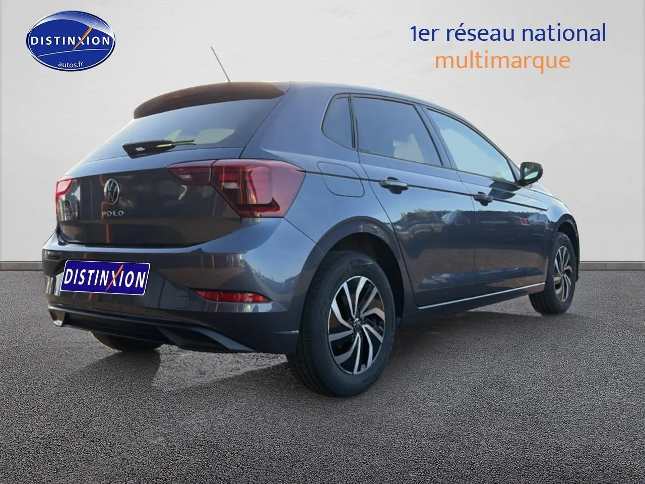 Volkswagen Polo gris vue 3/4 arrière droit, avec jantes alliage et feux arrière LED distinctifs.
