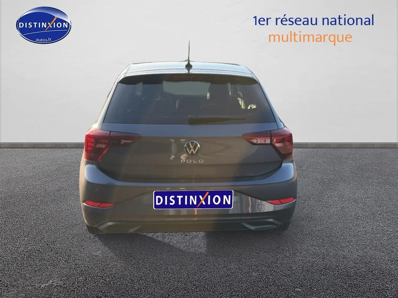 Vue arrière d'une Volkswagen Polo gris 2025 avec feux arrière LED et logo VW bien visible.