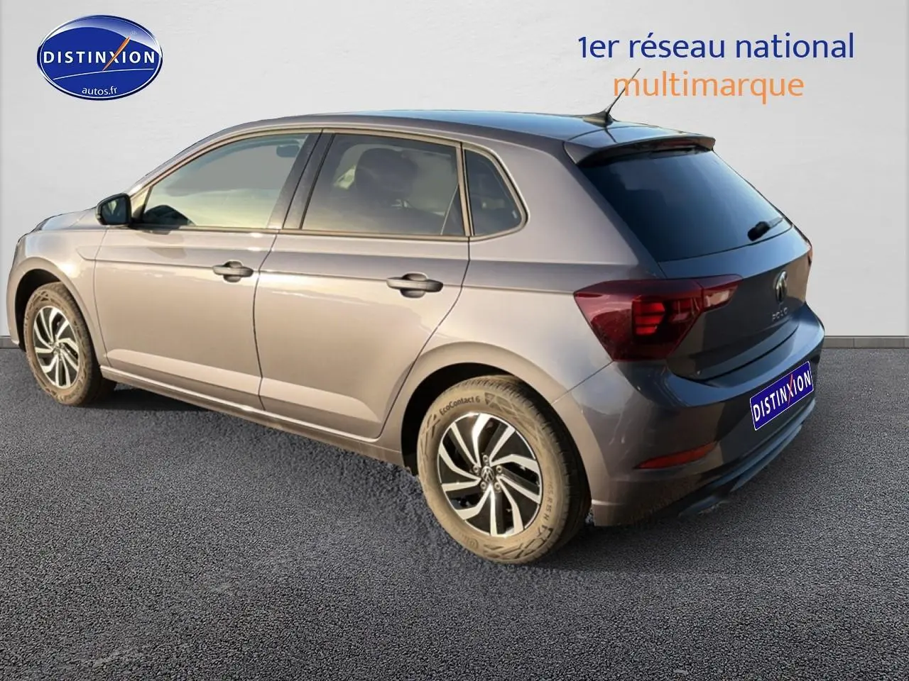 Volkswagen Polo gris vue 3/4 arrière côté droit avec jantes alliage et vitres arrière surteintées.