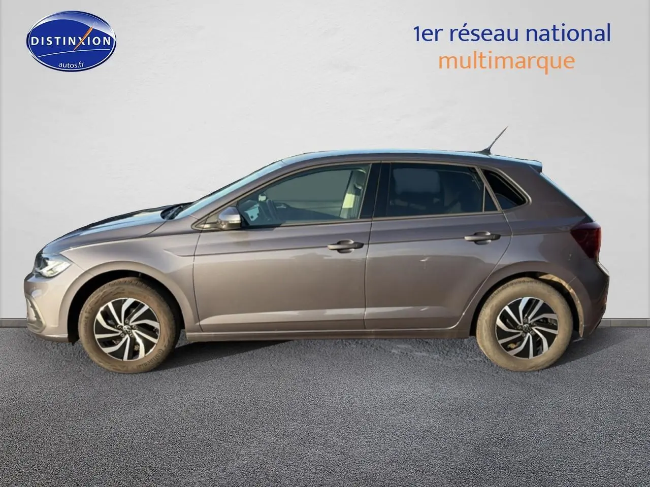 Profil côté gauche d'une Volkswagen Polo gris métallisé 2025 avec jantes alliage et vitres surteintées.