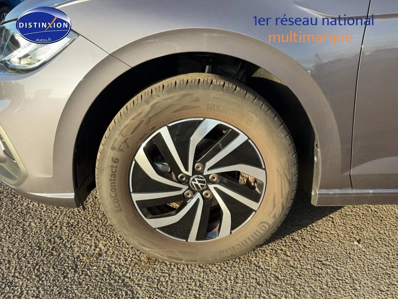 Gros plan sur la jante alu avant droite gris métallisé d'une Volkswagen Polo 1.0 TSI 95 VW Edition 2025.