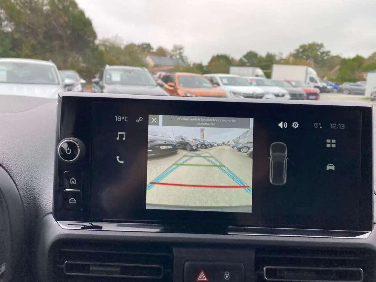 Vue intérieure de l'écran tactile du Citroën Berlingo blanc montrant la caméra de recul en marche.