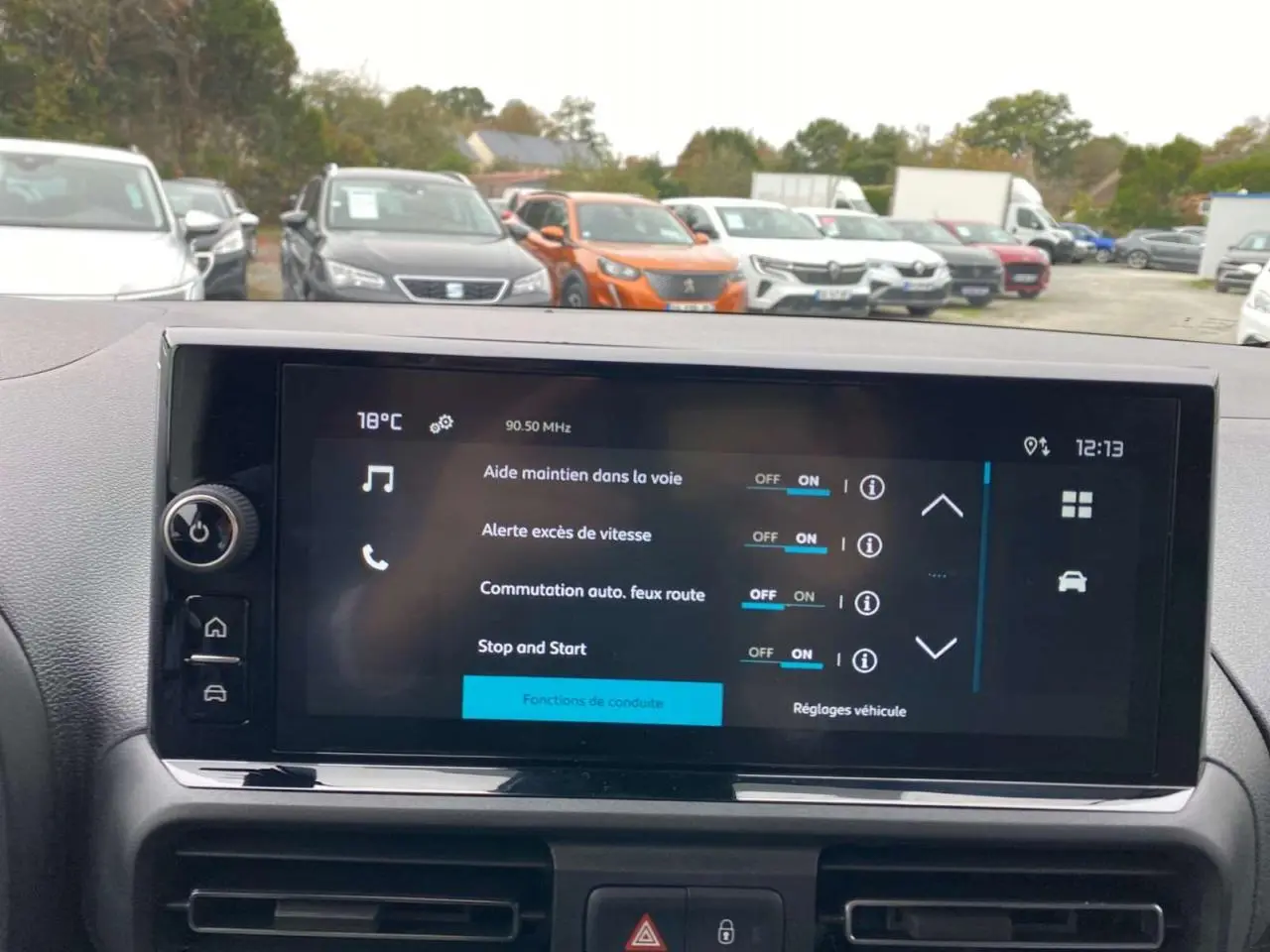 Vue intérieure centrée sur l'écran tactile du tableau de bord du Citroën Berlingo 2026, affichant les aides à la conduite.