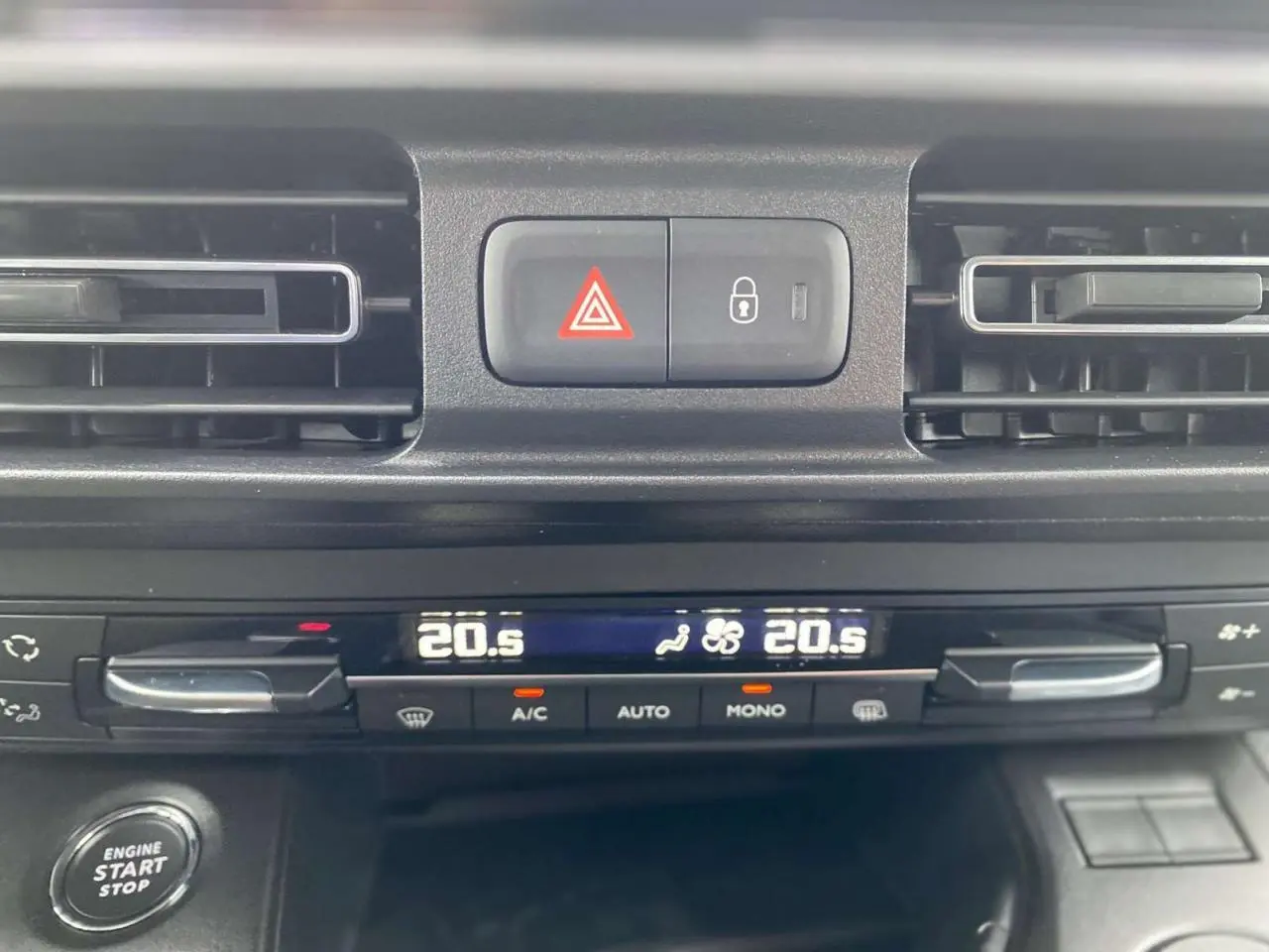 Détail du tableau de bord du Citroën Berlingo 2026 montrant la climatisation automatique et les commandes centrales.