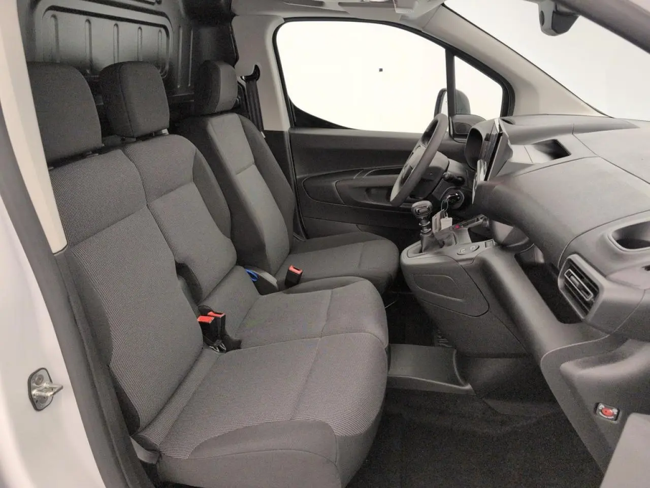 Vue intérieure côté conducteur du Citroën Berlingo blanc 2026, montrant la banquette passager 3 places et le tableau de bord.