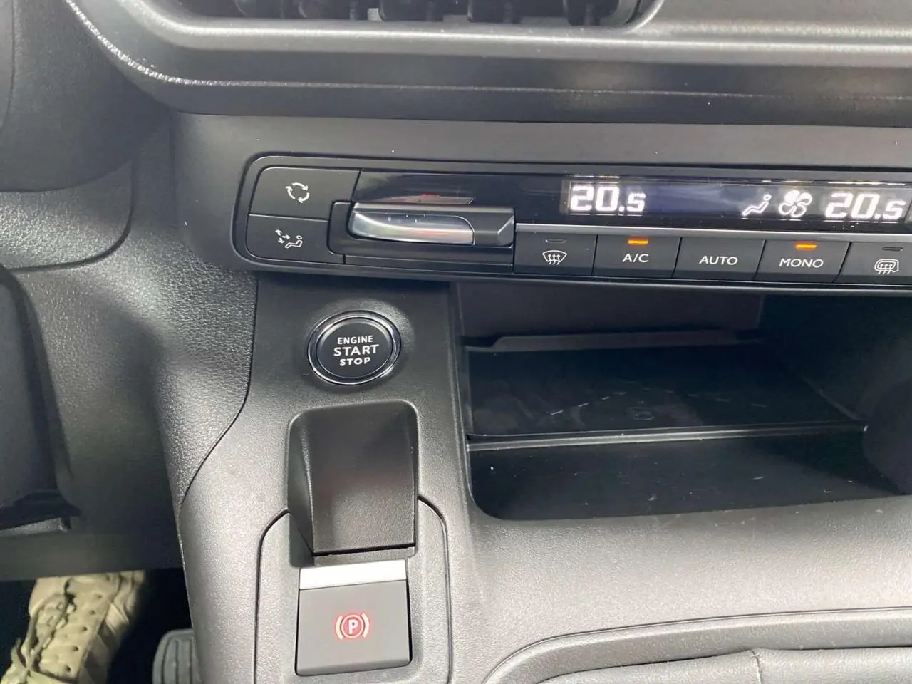Détail du tableau de bord noir du Citroën Berlingo 2026 avec bouton start/stop et commande climatisation digitale.
