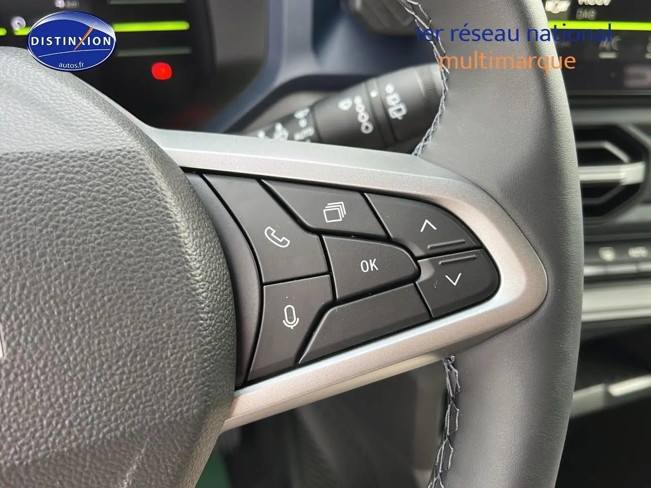 Gros plan sur les commandes multifonctions du volant cuir du Dacia Duster gris schiste, version 2025, côté droit.