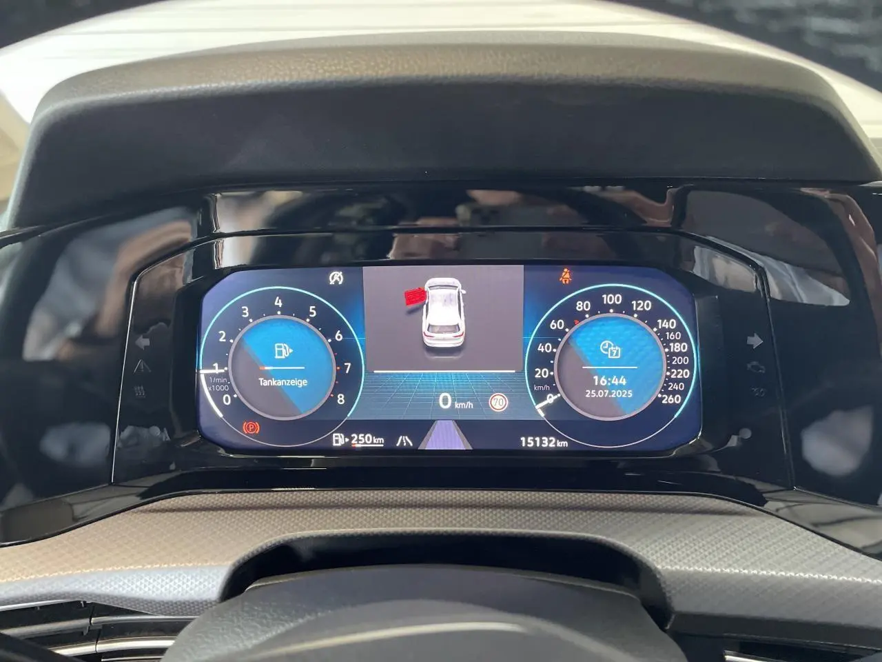 Vue rapprochée du tableau de bord digital de la Volkswagen Golf rouge métallisée 2022 avec affichage numérique complet.