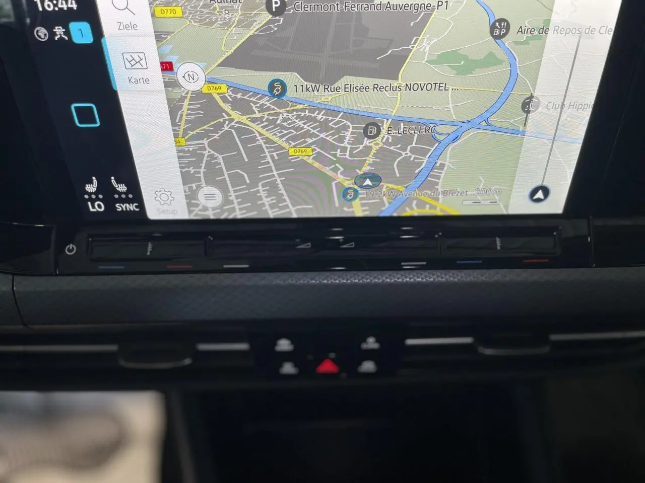 Écran tactile 10" du système de navigation de la Volkswagen Golf rouge métal, vue rapprochée de la console centrale