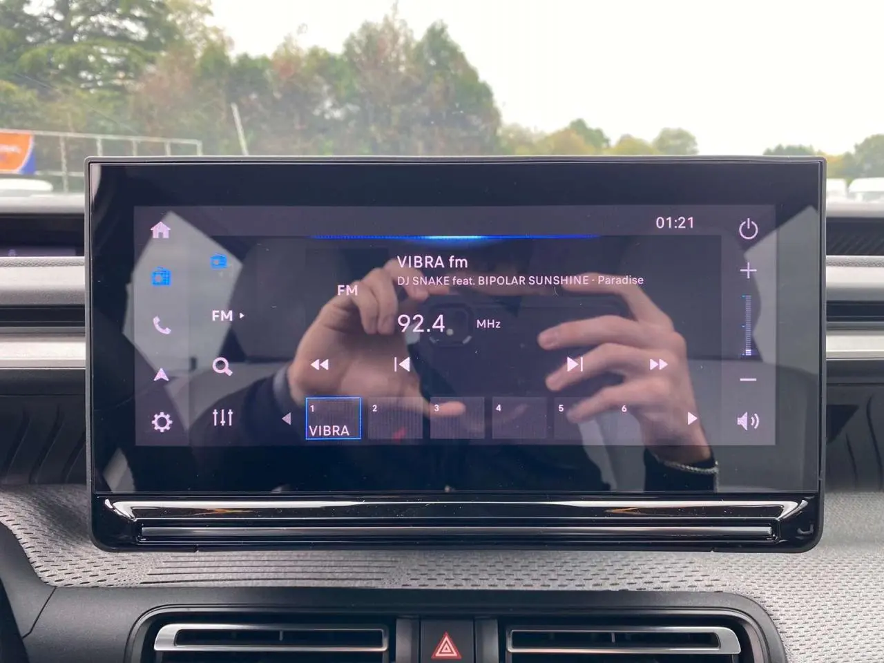 Écran tactile central de la Citroën C3 2025 affichant la radio FM avec interface moderne et commandes digitales.