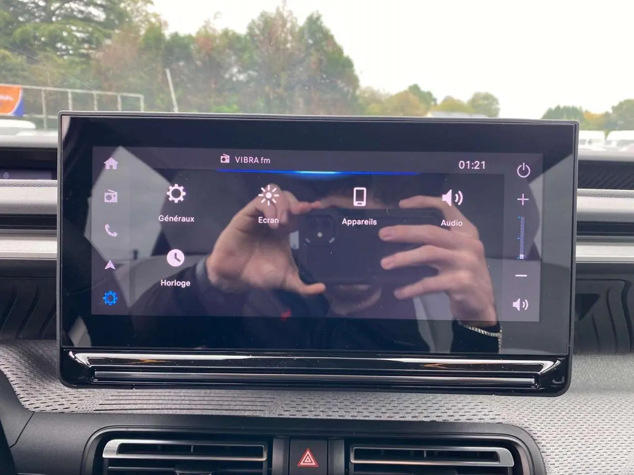 Écran tactile central du tableau de bord de la Citroën C3 2025 avec interface multimédia et commandes visibles.