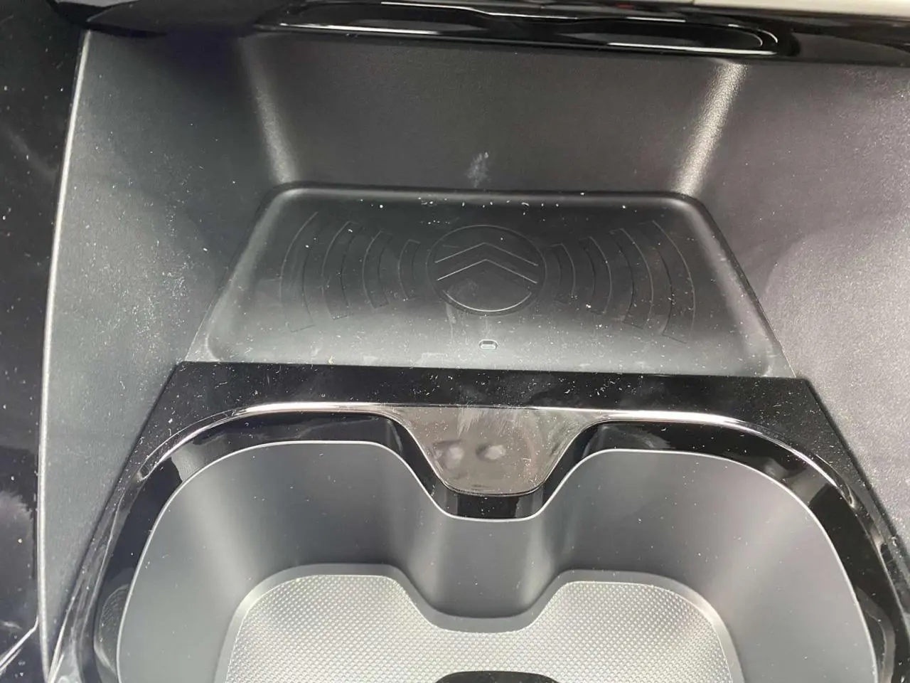 Plateau de recharge sans fil avec logo Citroën intégré, dans l'habitacle du Citroën C3 2025.