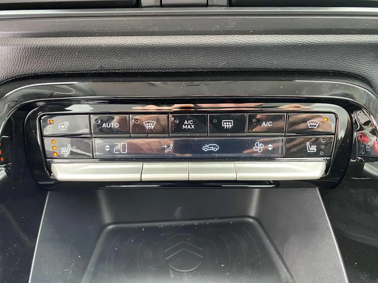 Panneau de commande de climatisation automatique de la Citroën C3 2025, avec affichage digital et boutons tactiles noirs.