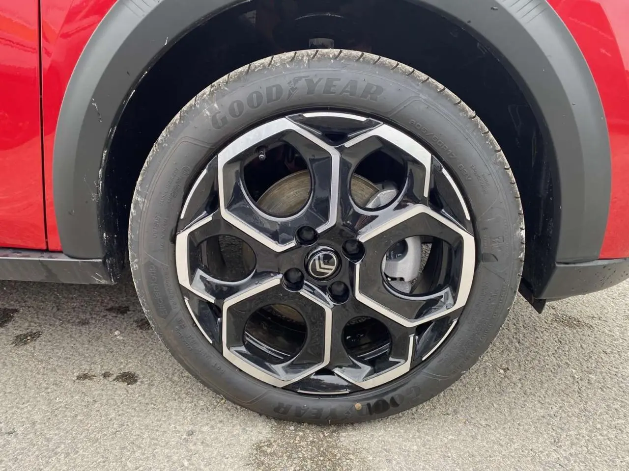 Gros plan sur la jante alliage 17 pouces Atacamite diamantée d'une Citroën C3 Rouge Elixir avec toit noir.