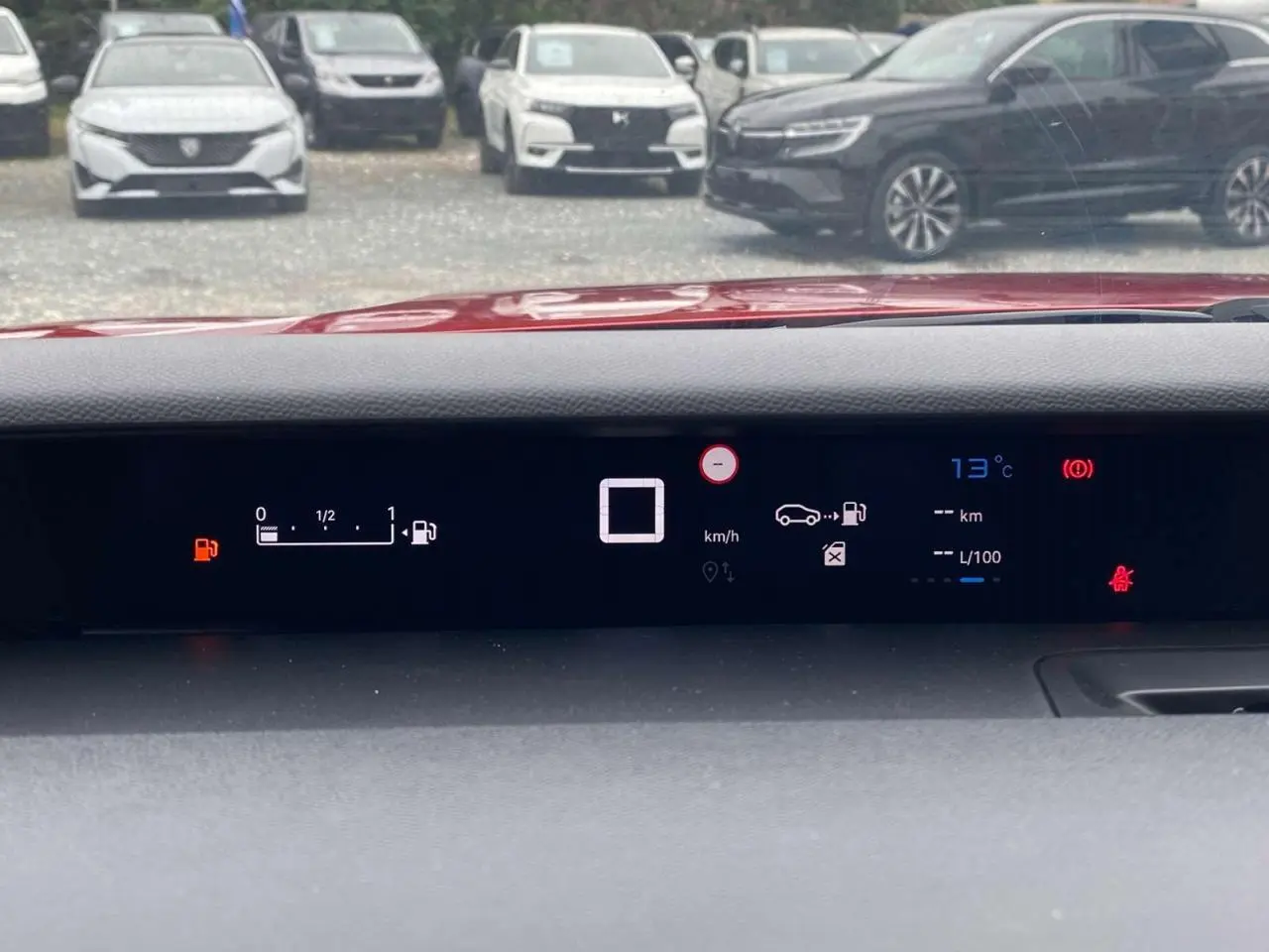 Tableau de bord numérique de la Citroën C3 Turbo 100 ch, affichant vitesse et jauge carburant, vue intérieure frontale.