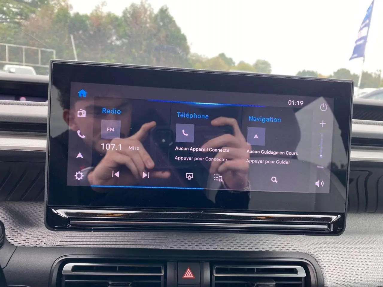 Écran tactile central de la Citroën C3 2025 affichant les options téléphone et navigation, intérieur moderne.