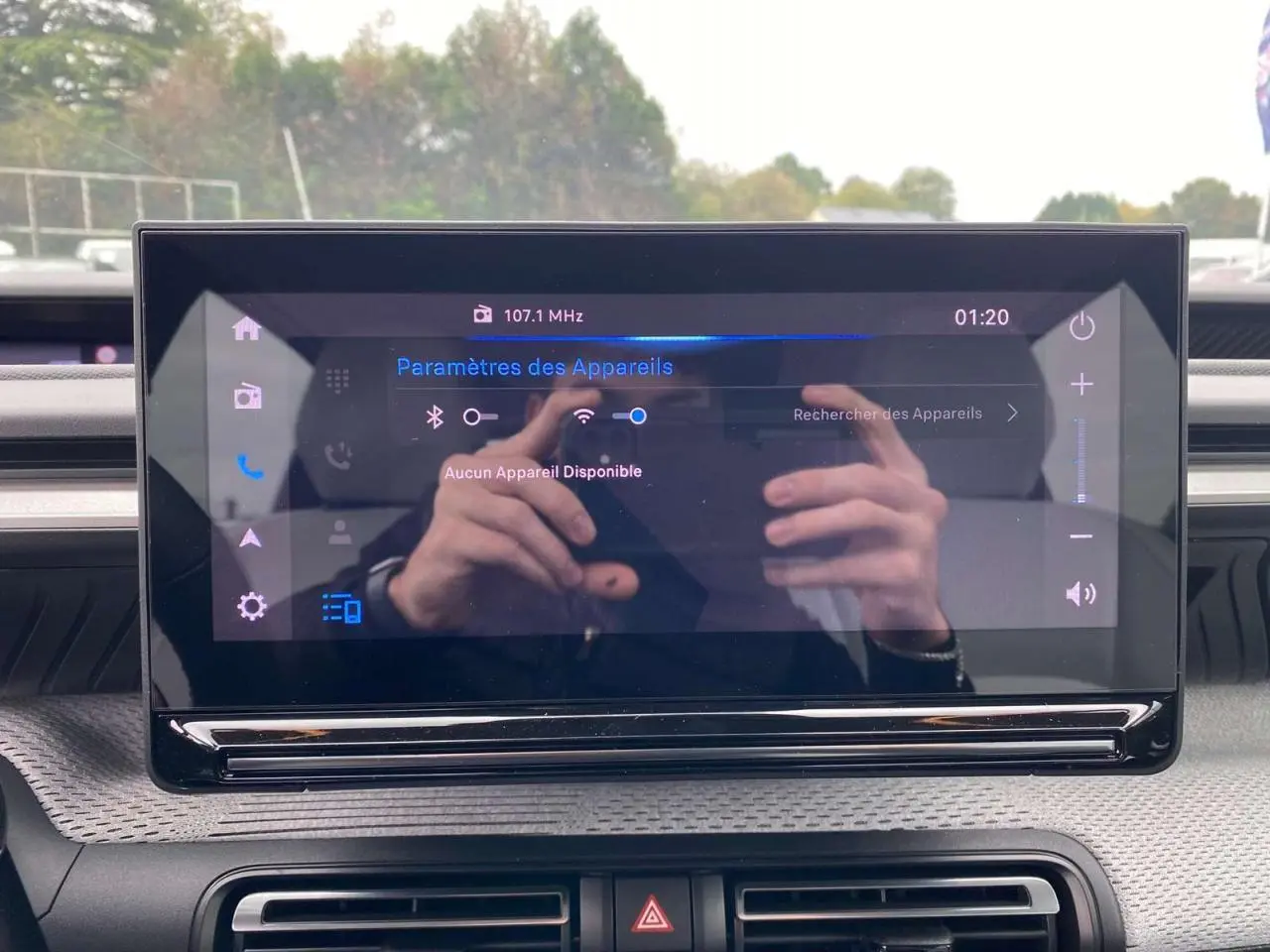 Écran tactile central de la Citroën C3 2025 affichant les paramètres Bluetooth, avec reflet des mains du conducteur.
