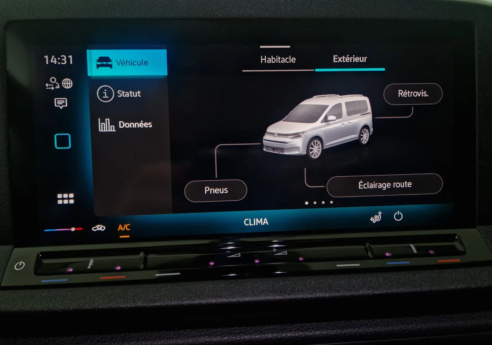 Écran tactile intérieur montrant la vue extérieure blanche du Volkswagen Caddy Maxi 4Motion 2025 avec options pneus et rétroviseurs.