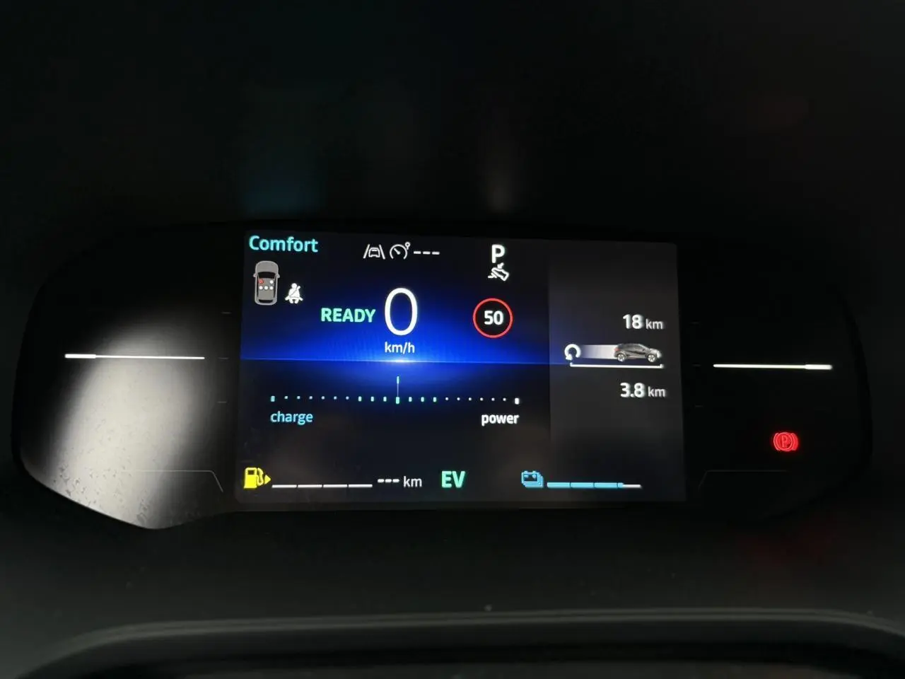 Tableau de bord numérique du Renault Captur 2025 affichant la vitesse à 0 km/h et mode confort en veille.