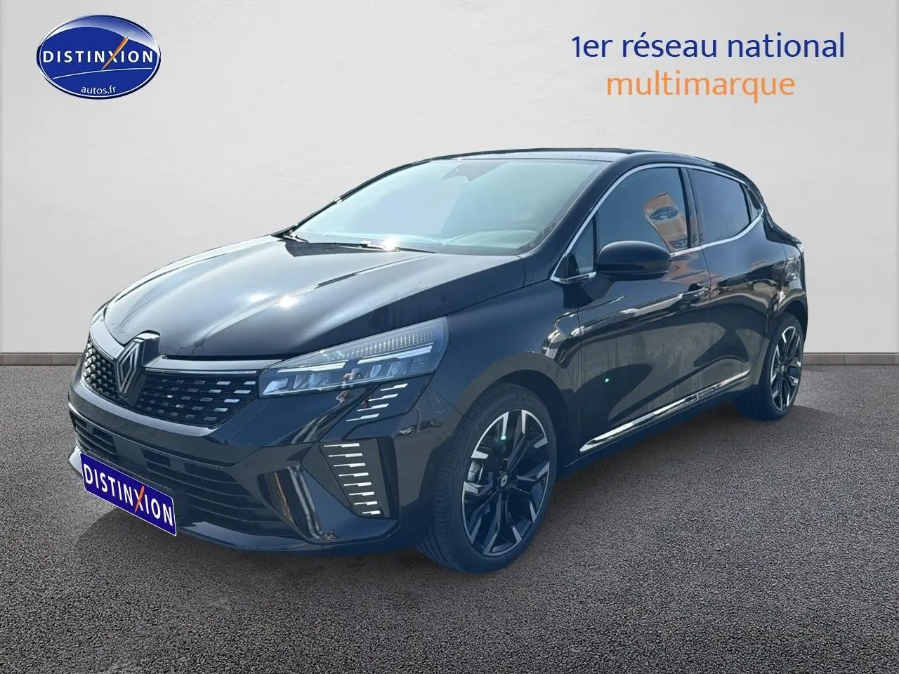 Renault Clio V noire vue en 3/4 avant droit, avec calandre chromée et jantes alliage distinctives.