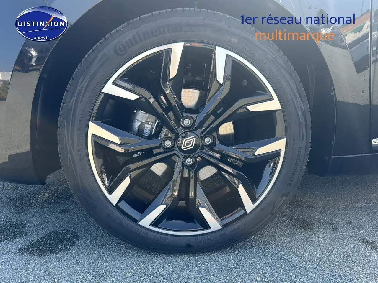 Gros plan sur la jante alu noire et argentée côté avant droit de la Renault Clio V noire 2025.