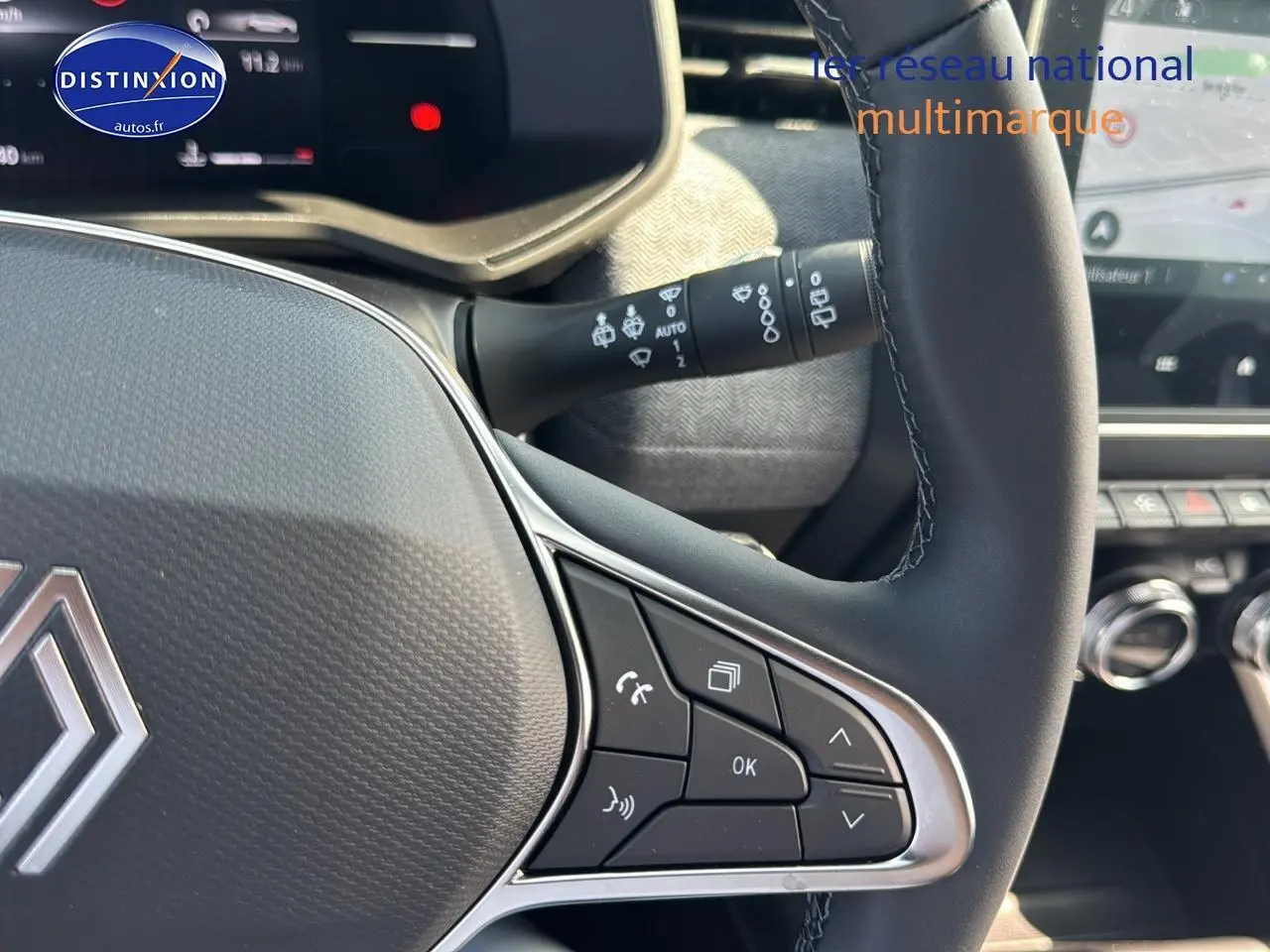 Gros plan sur le volant multifonction noir de la Renault Clio V 1.0 TCe 90 Techno avec commandes intégrées et tableau de bord partiel.