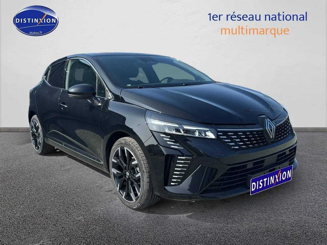 Renault Clio V noire vue en 3/4 avant droit, avec calandre chromée et jantes alliage noires.