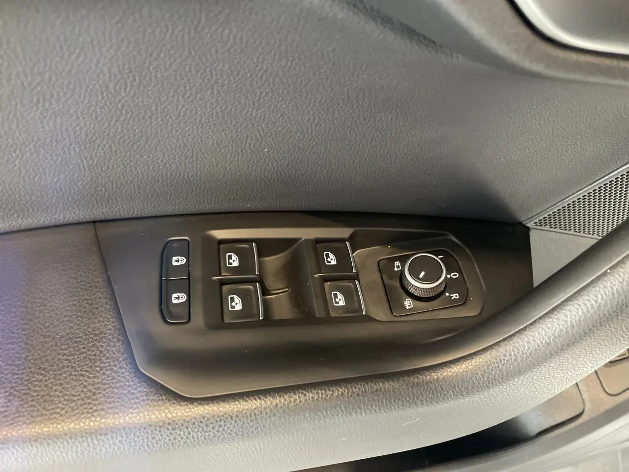 Commande des vitres et réglage des rétroviseurs côté conducteur du Volkswagen Touareg blanc, intérieur noir.